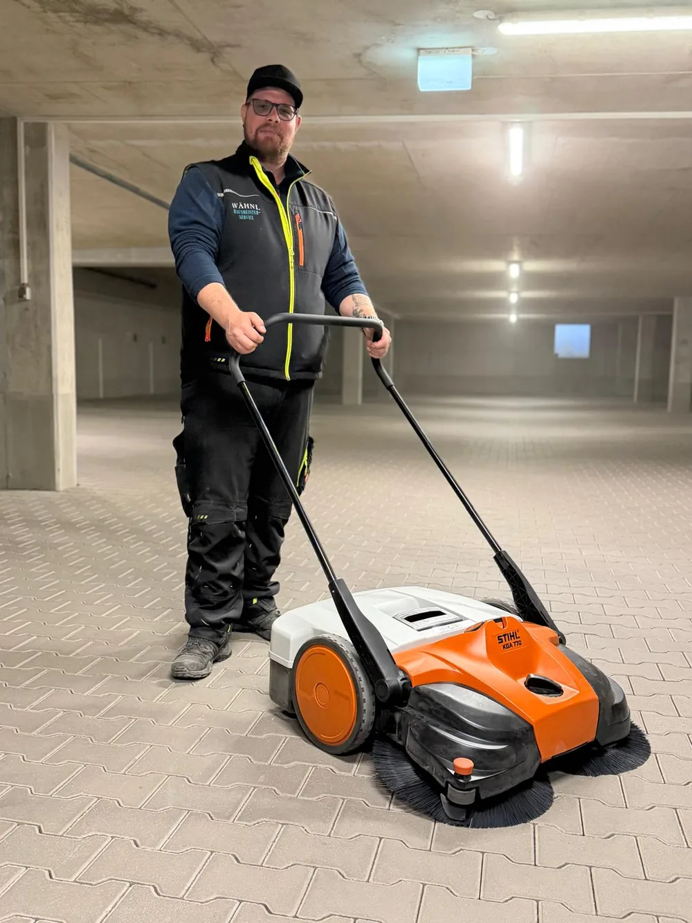 Dennis Wähnl, Inhaber des Hausmeisterservice Wähnl, bei der Arbeit