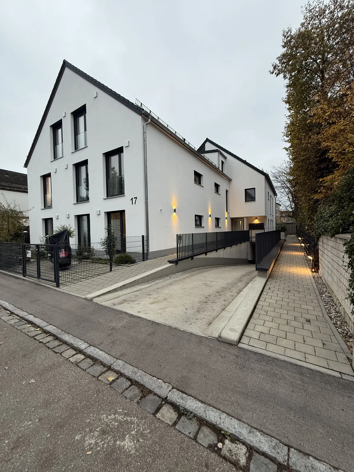 Betreute Wohnanlage in Augsburg mit gepflegter Außenanlage